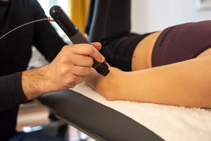 Stoßwellentherapie am Arm