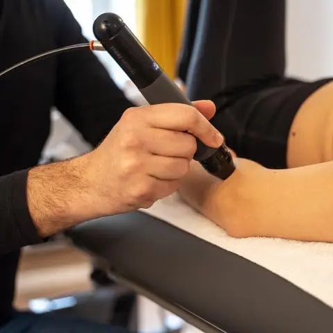 Stoßwellentherapie am Arm